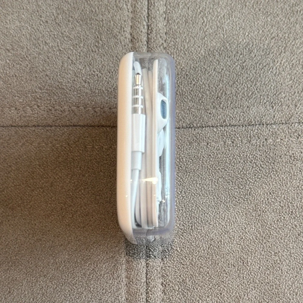 APPLE WIRED EARPODS WITH REMOTE AND MIC W/ CASE